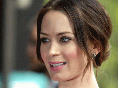 the first look of emily blunt playing mary poppins revealed the first look of emily blunt playing mary poppins revealed