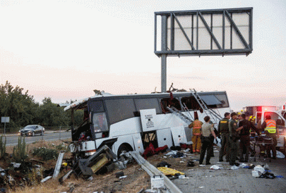 panama bus crash kills at least 18 injures 33