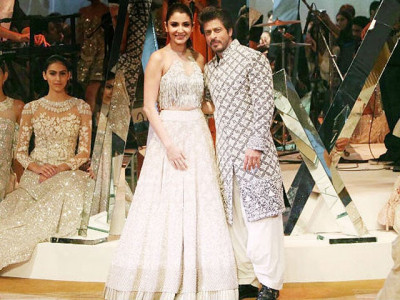 shah rukh khan and anushka sharma look regal as they walk the ramp for a cause
