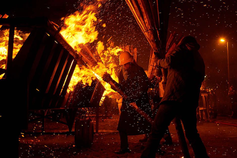 people light bundles of pinewood chips during the quot chienbase quot procession in liestal northern switzerland photo afp