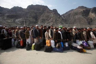 thousands cross border at torkham chaman