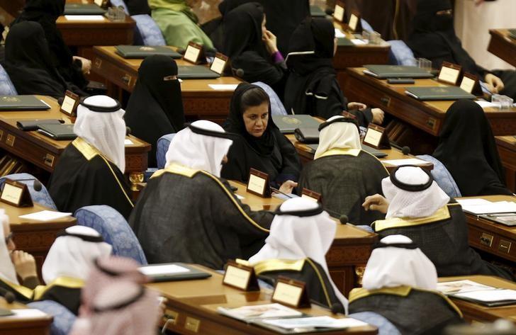 saudi women and men members of the saudi shura council attend a session chaired by saudi arabia 039 s king salman in riyadh photo reuters