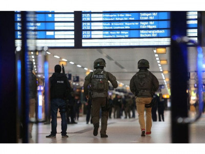axe attacker held after injuring seven at german station