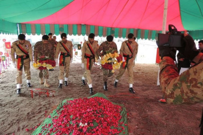 army personnel pay homage to soldier killed in bannu