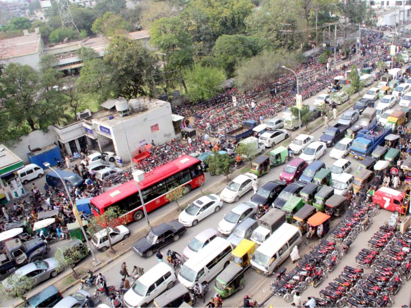 traffic moves at a snail s pace on empress road near jamia naeemia photo express