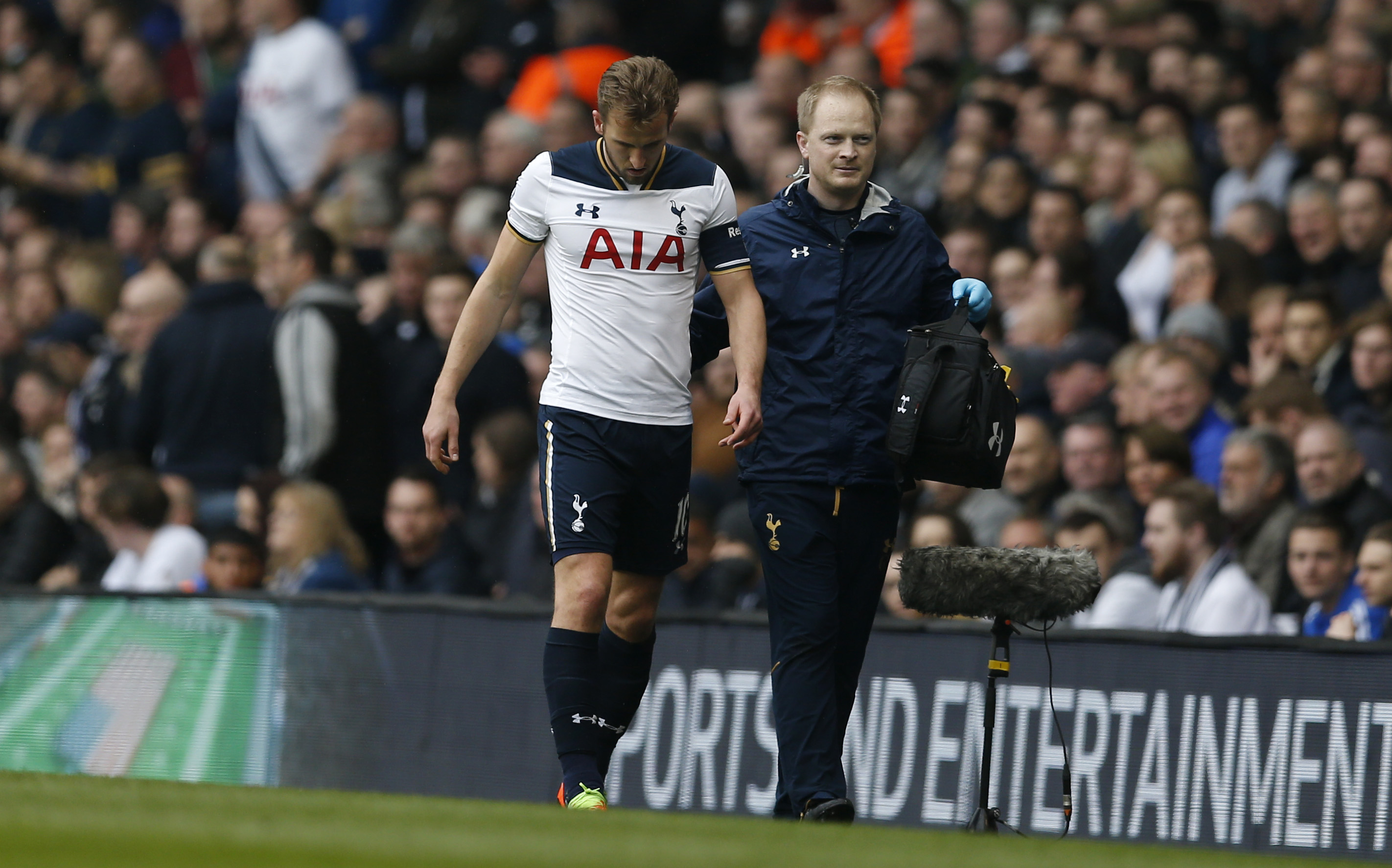 tottenham 039 s harry kane goes off injured in the fa cup match against millwall on march 12 2017 photo reuters