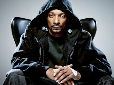 snoop dogg draws controversy with trump shooting video snoop dogg draws controversy with trump shooting video