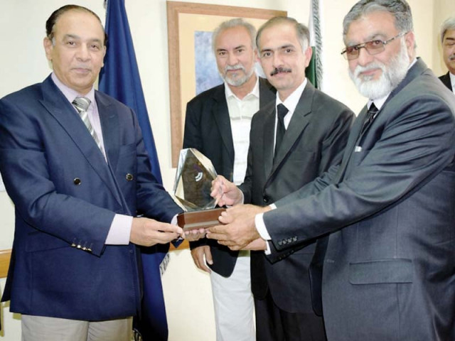 nab chairman qamar zaman chaudhry presents a souvenir to k p bar council delegation photo app nab chairman qamar zaman chaudhry presents a souvenir to k p bar council delegation photo app