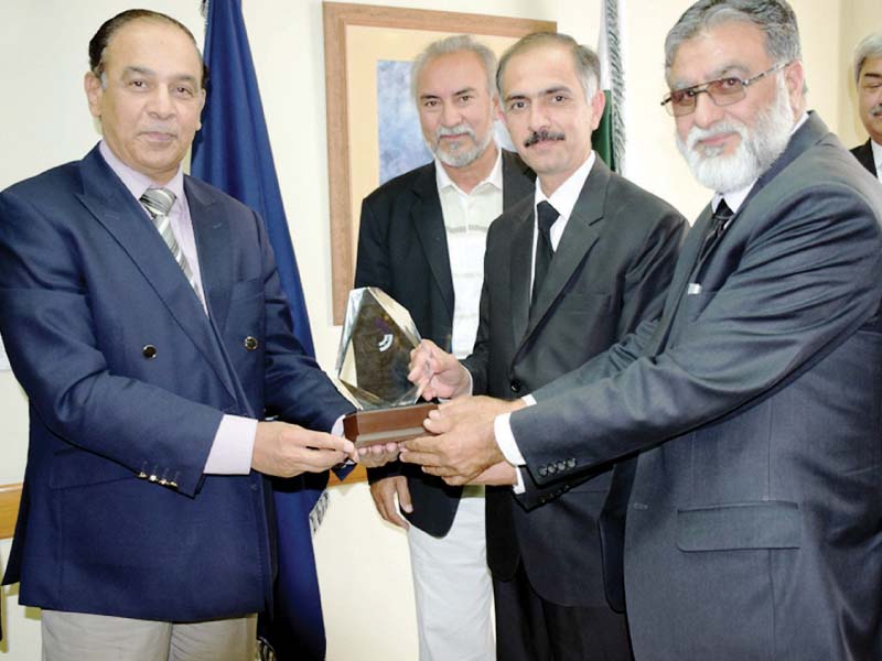 nab chairman qamar zaman chaudhry presents a souvenir to k p bar council delegation photo app