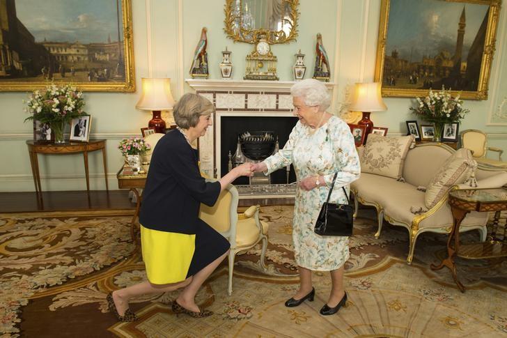 britain 039 s queen elizabeth welcomes theresa may at the start of an audience in buckingham palace photo reuters