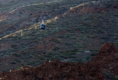trapped tourists rescued from cable cars in tenerife trapped tourists rescued from cable cars in tenerife