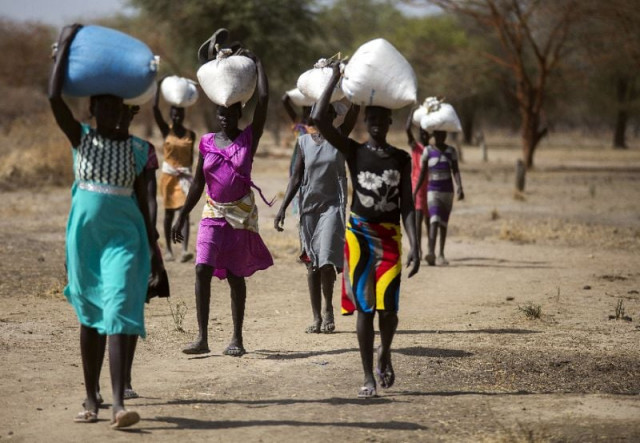 women carry food in gunny bags after visiting an aid distribution centre in ngop in south sudan 039 s unity state on march 10 2017 photo afp women carry food in gunny bags after visiting an aid distribution centre in ngop in south sudan 039 s unity state on march 10 2017 photo afp
