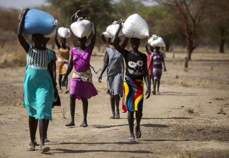 women carry food in gunny bags after visiting an aid distribution centre in ngop in south sudan 039 s unity state on march 10 2017 photo afp women carry food in gunny bags after visiting an aid distribution centre in ngop in south sudan 039 s unity state on march 10 2017 photo afp