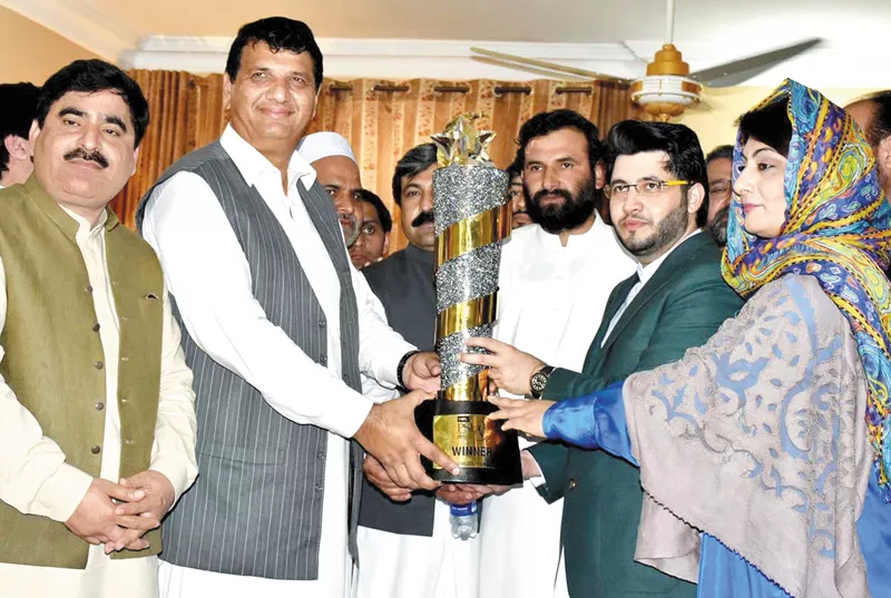 prime minster s advisor amir muqam and peshawar zalmi owner javed afridi with the psl trophy photo app prime minster s advisor amir muqam and peshawar zalmi owner javed afridi with the psl trophy photo app