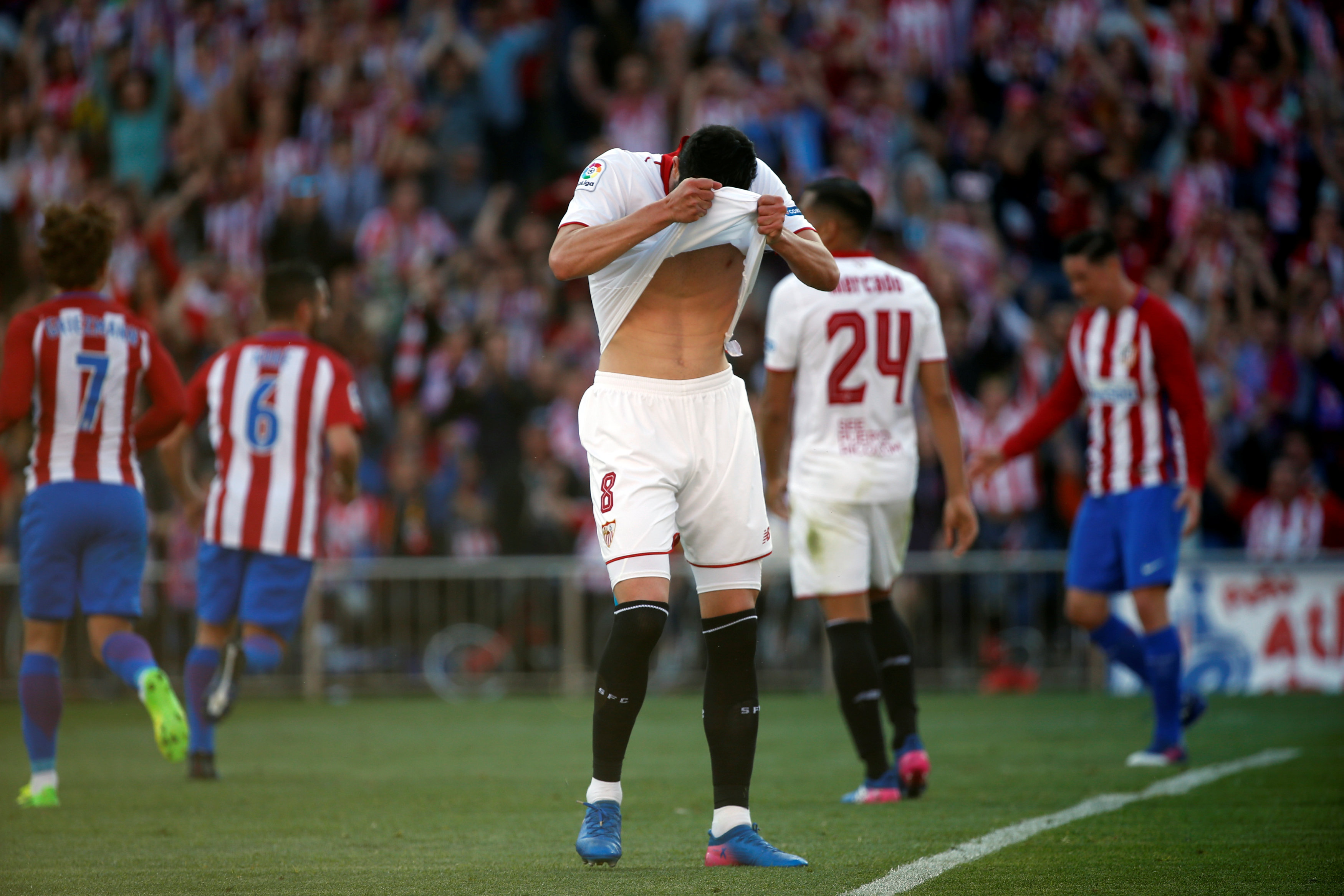 sevilla 039 s vicente iborra reacts after atletico madrid 039 s third goal on march 19 2017 photo reuters