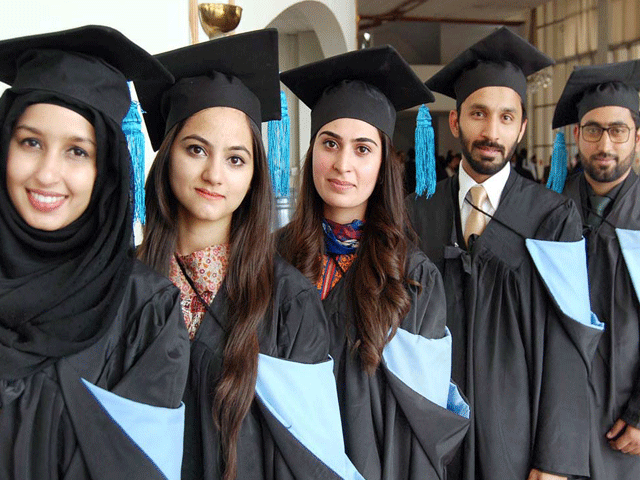 over 800 students of the comsats ciit were awarded their graduate and post graduate degrees photo app