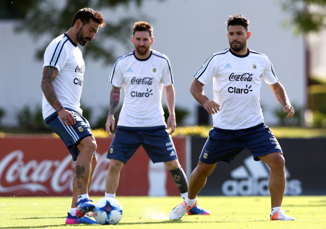 argentina 039 s ezequiel lavezzi l kicks the ball next to sergio aguero and lionel messi during a training session ahead of their match against chile photo reuters argentina 039 s ezequiel lavezzi l kicks the ball next to sergio aguero and lionel messi during a training session ahead of their match against chile photo reuters