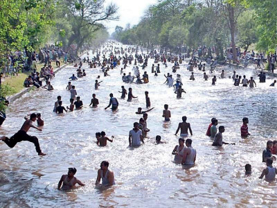 early onset of summer people throng lahore canal to beat the heat