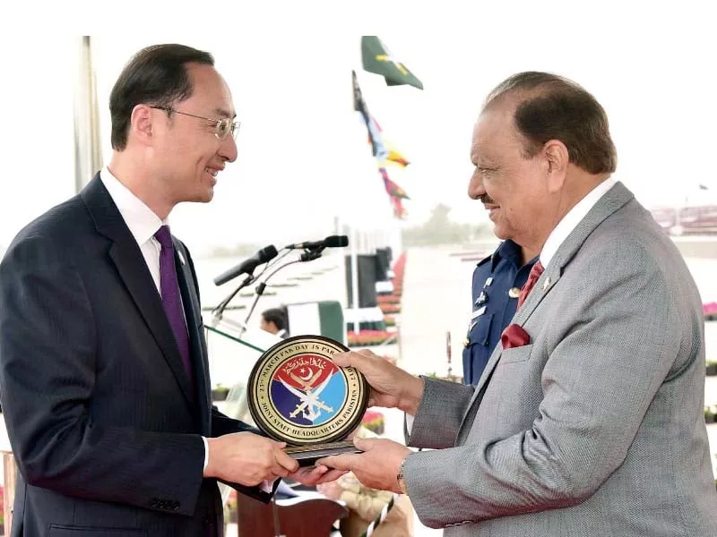 president mamnoon hussain presents a memento to the chinese envoy for his country s troops participation in the pakistan day parade photo ppi president mamnoon hussain presents a memento to the chinese envoy for his country s troops participation in the pakistan day parade photo ppi