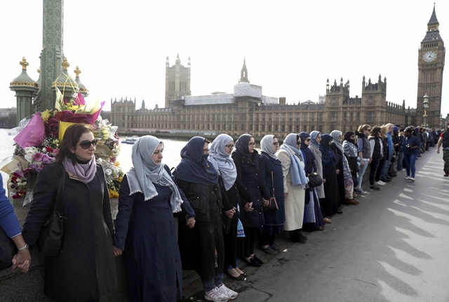 participants in the women 039 s march gather on westminster bridge to hold hands in silence to remember victims of the attack in westminster earlier in the week in london britain march 26 2017 photo reuters