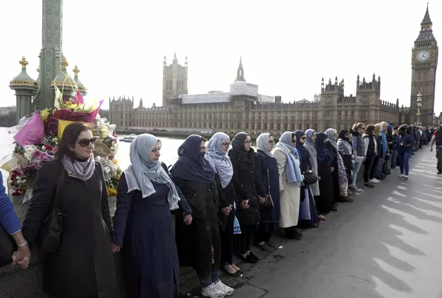 participants in the women 039 s march gather on westminster bridge to hold hands in silence to remember victims of the attack in westminster earlier in the week in london britain march 26 2017 photo reuters participants in the women 039 s march gather on westminster bridge to hold hands in silence to remember victims of the attack in westminster earlier in the week in london britain march 26 2017 photo reuters