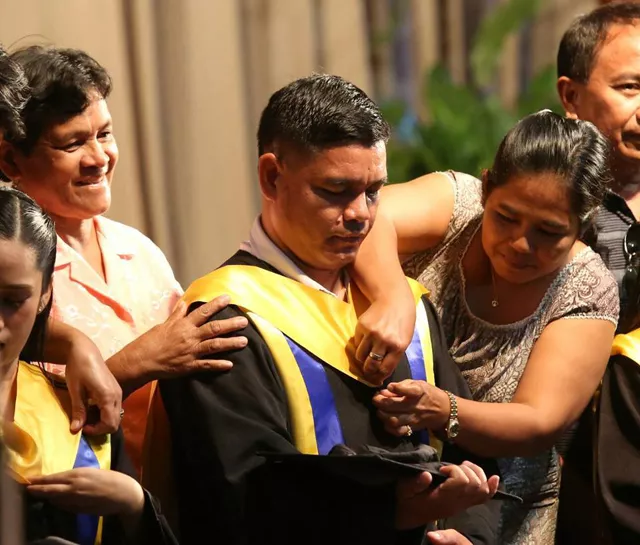 saint theresa 039 s college security guard erwin macua graduates with a bachelor 039 s degree in elementary education he receives his hood from his mother and his cap from his wife irenea during the graduation rites photo facebook via cebu daily news saint theresa 039 s college security guard erwin macua graduates with a bachelor 039 s degree in elementary education he receives his hood from his mother and his cap from his wife irenea during the graduation rites photo facebook via cebu daily news