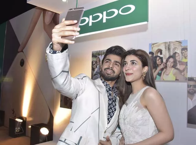 urwa hocane and farhan saeed take the perfect selfie photo oppo urwa hocane and farhan saeed take the perfect selfie photo oppo