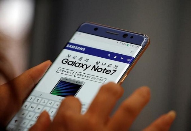 a visitor tries out a samsung electronics 039 galaxy note 7 at company 039 s headquarters in seoul photo reuters