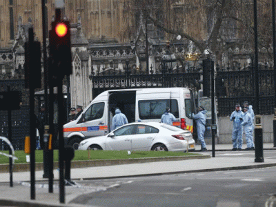 police erect new security barriers around queen s windsor castle after london attack police erect new security barriers around queen s windsor castle after london attack