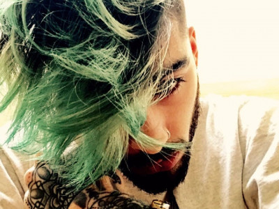 zayn strikes a pose in newly dyed green hair and sends twitter into frenzy