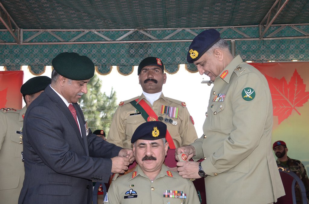 gen bajwa and outgoing colonel of the regiment lt gen ashfaq nadeem ahmad pinned the badges of the rank on lieutenant general hidayat ur rehman to install him as colonel commandant of the ak regiment photo ispr