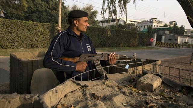 a police officer stands guard outside the batul noor place of worship of the ahmadi community in lahore on december 10 2013 photo reuters