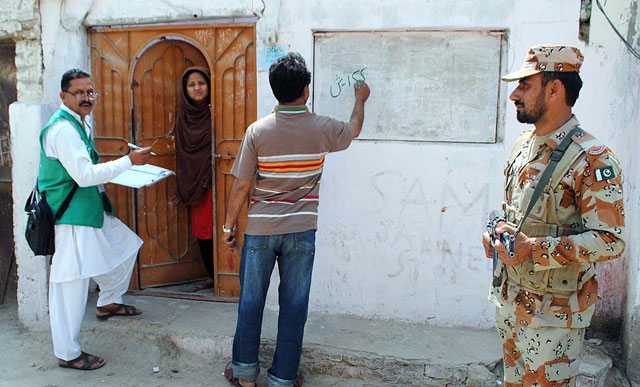 data collection for the ongoing census 2017 is underway in hyderabad sindh photo app