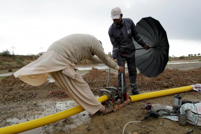 workers lay a pipe to carry waste gas from an oil well to the egas processing plant in gujar khan pakistan march 10 2017 photo reuters workers lay a pipe to carry waste gas from an oil well to the egas processing plant in gujar khan pakistan march 10 2017 photo reuters