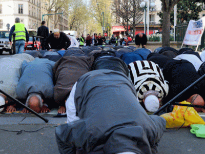 muslims pray in paris streets to protest mosque closure
