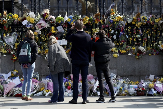 people look at floral tributes lie in parliament square following the attack in westminster central london britain march 27 2017 photo reuters