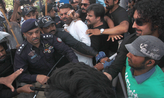 before his arrest fixit campaigner and pti worker alamgir khan said that his protest was against the removal of the sindh ig photo athar khan before his arrest fixit campaigner and pti worker alamgir khan said that his protest was against the removal of the sindh ig photo athar khan