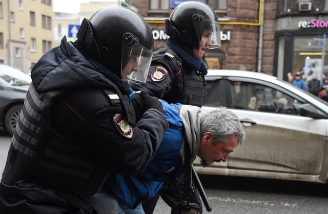 russian police officers detain a man in central moscow on april 2 2017 photo afp russian police officers detain a man in central moscow on april 2 2017 photo afp