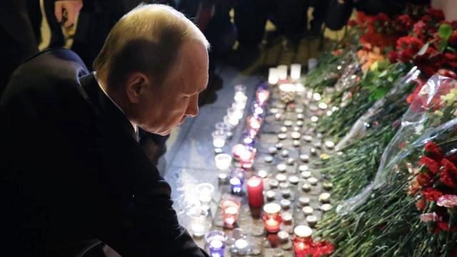russian president vladimir putin places flowers in memory of victims of the blast in the saint petersburg metro at technological institute station on april 3 photo afp russian president vladimir putin places flowers in memory of victims of the blast in the saint petersburg metro at technological institute station on april 3 photo afp