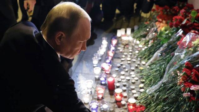 russian president vladimir putin places flowers in memory of victims of the blast in the saint petersburg metro at technological institute station on april 3 photo afp