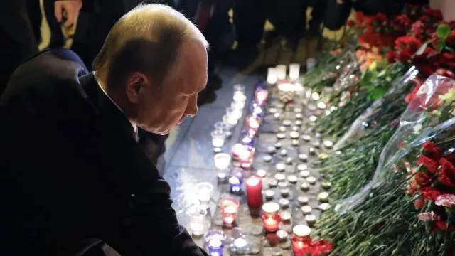 russian president vladimir putin places flowers in memory of victims of the blast in the saint petersburg metro at technological institute station on april 3 photo afp russian president vladimir putin places flowers in memory of victims of the blast in the saint petersburg metro at technological institute station on april 3 photo afp