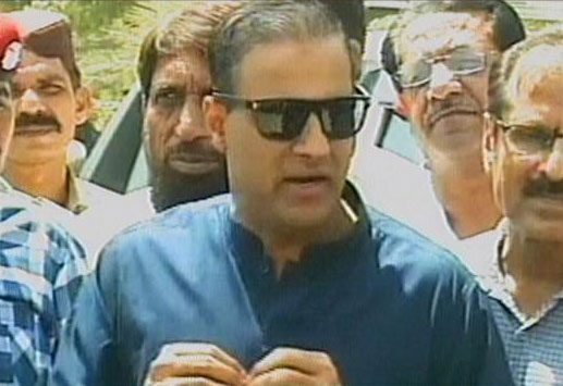 minister of state for water and power abid sher ali talking to journalists in karachi on april 4 2017 express news screen grab