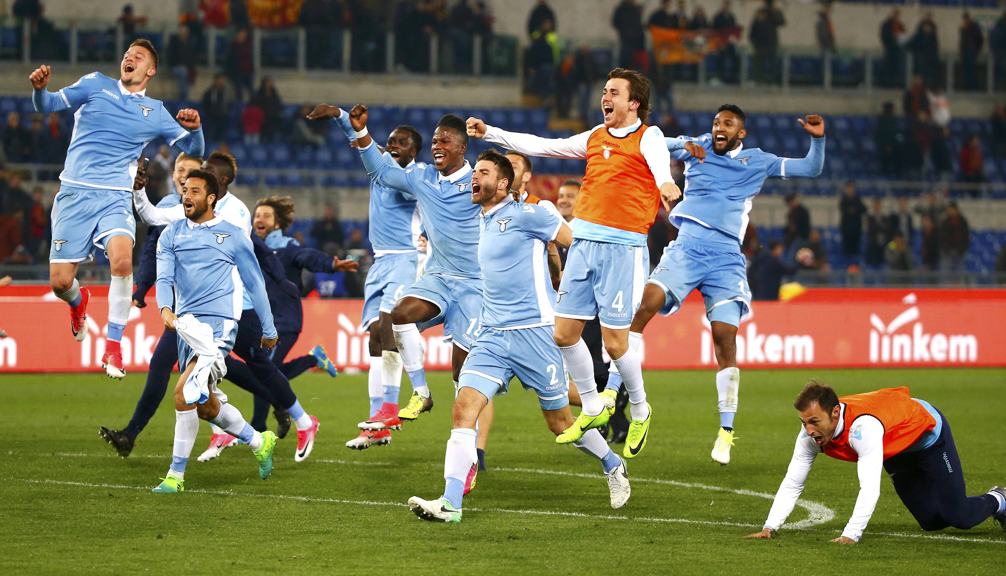 lazio 039 s players celebrate at the end of the match against as roma on april 4 2017 photo reuters