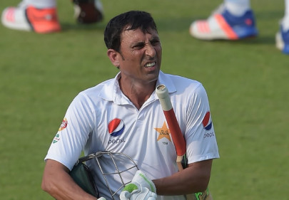 watch younus loses temper during practice match watch younus loses temper during practice match