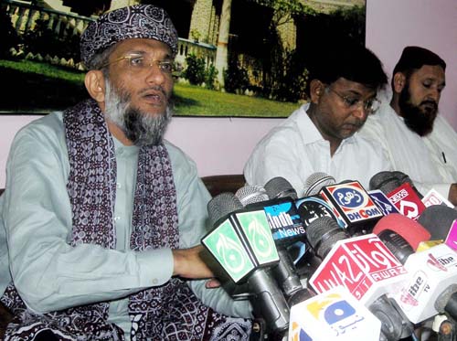 hyderabad pakistan oct 29 jamiat ulema e pakistan jup president sahibzada abul khair mohammed zubair addresses press conference at hyderabad press club on saturday october 29 2011 aftab ahmed ppi images