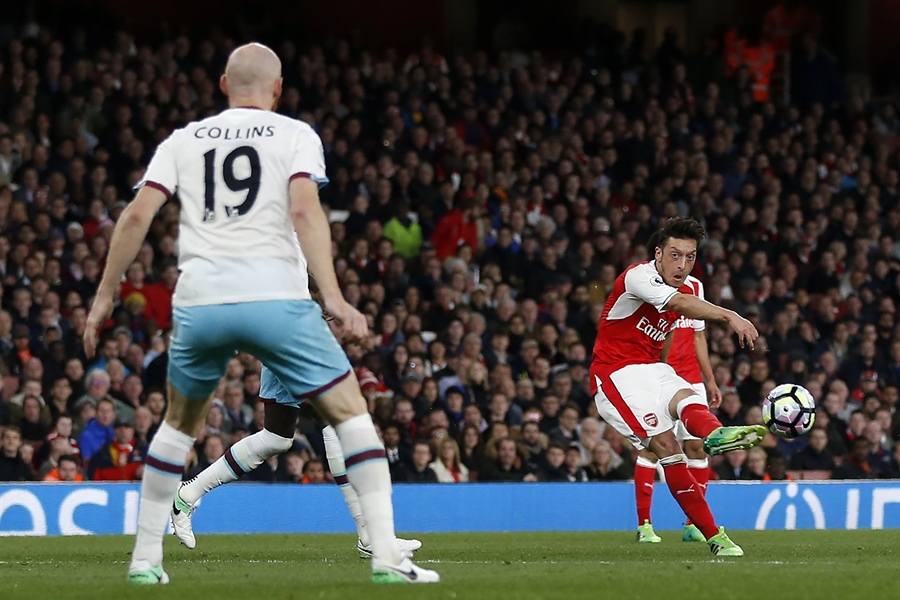 arsenal 039 s german midfielder mesut ozil r shoots to score the opening goal of the english premier league football match between arsenal and west ham united at the emirates stadium in london on april 5 2017 photo afp