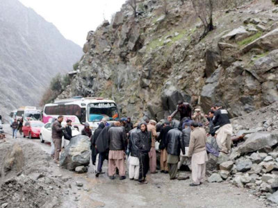 snow rain in april six injured in g b landslides
