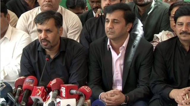 mqm lawmaker irtiza khalil farooqui in a news conference with mustafa kamal in karachi on friday express news screen grab