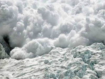 about 1 000 tourists trapped in china s xinjiang after avalanches about 1 000 tourists trapped in china s xinjiang after avalanches