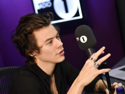 this just in harry styles releases his first solo track sign of the time